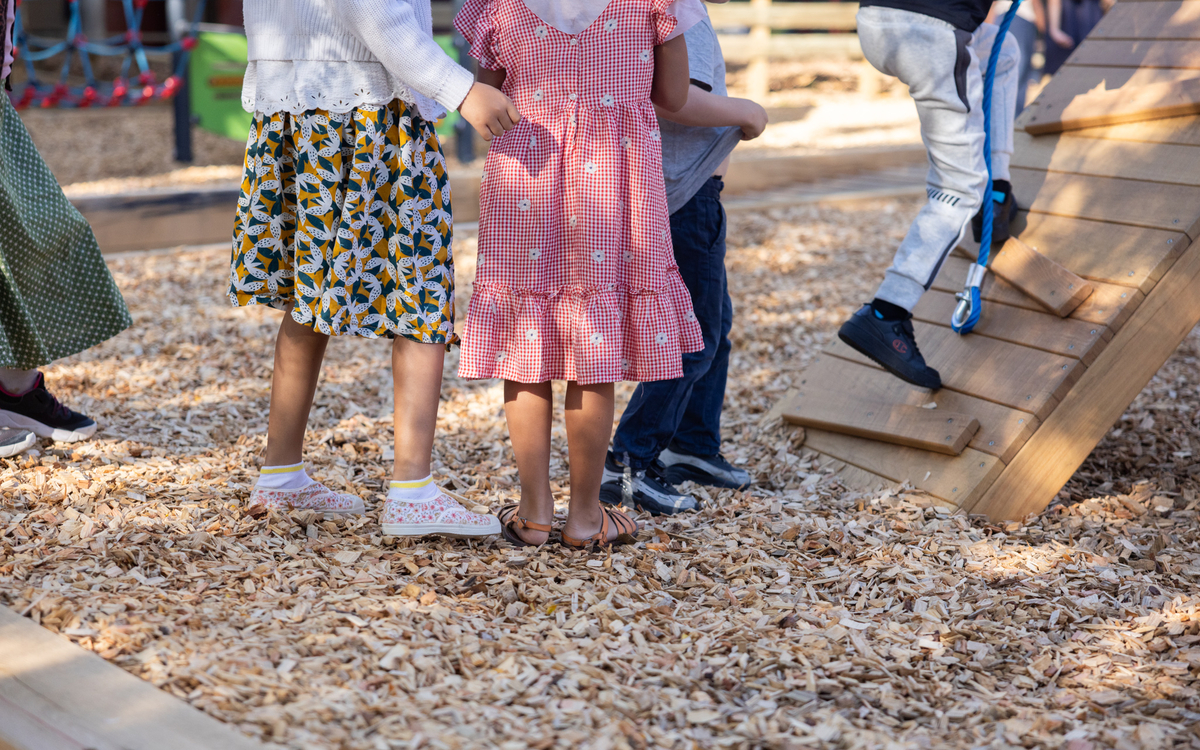 Des enfants jouent dans une cour d'école oasis (école Cugnot)