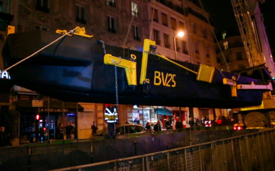 Opération de descente du bateau vanne. 