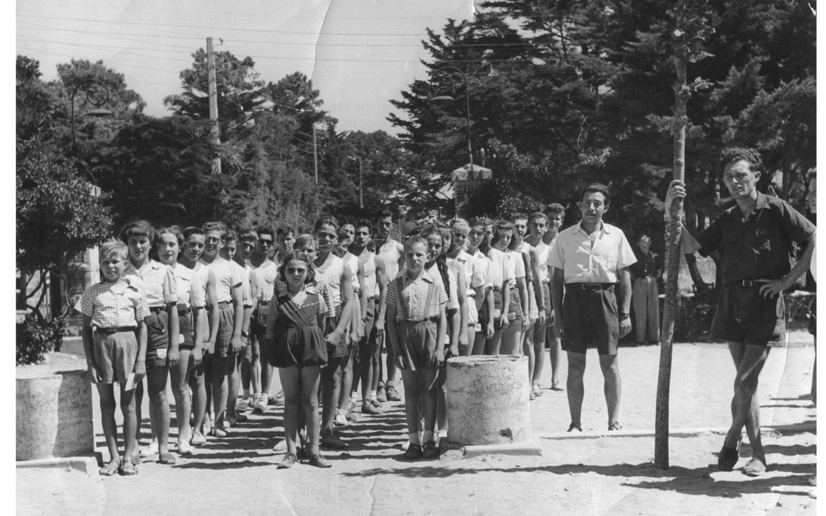 Un groupe d’enfants pose en extérieur.