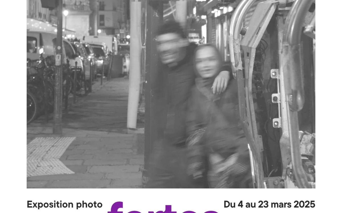 Affiche de l’exposition « Fortes Ensemble : dans le viseur des femmes d’Istanbul et de Paris », présentée à la mairie du 10ᵉ arrondissement en 2025.