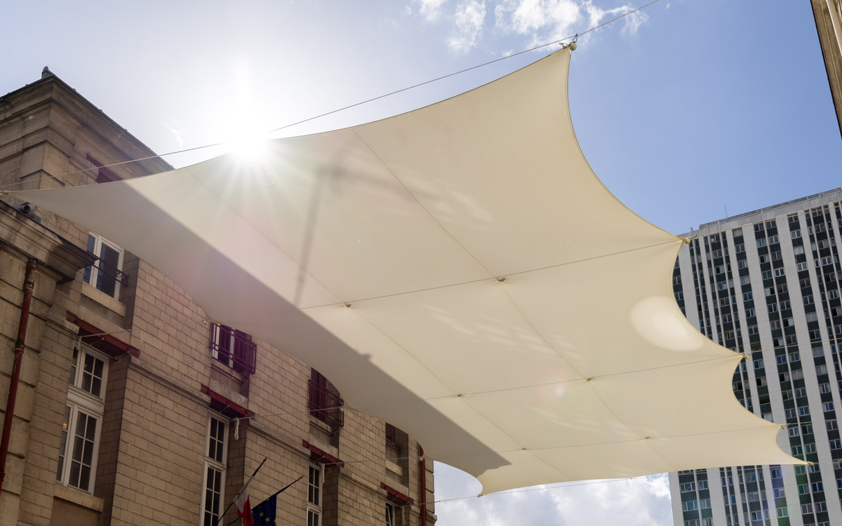 Une voile d’ombrage testée dans la rue aux écoles du 19e
