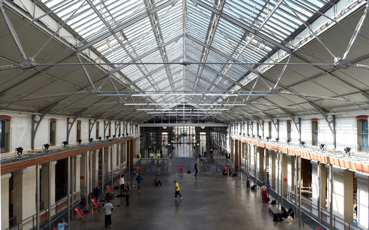 Vue sur l'intérieur du Centquatre-Paris. 