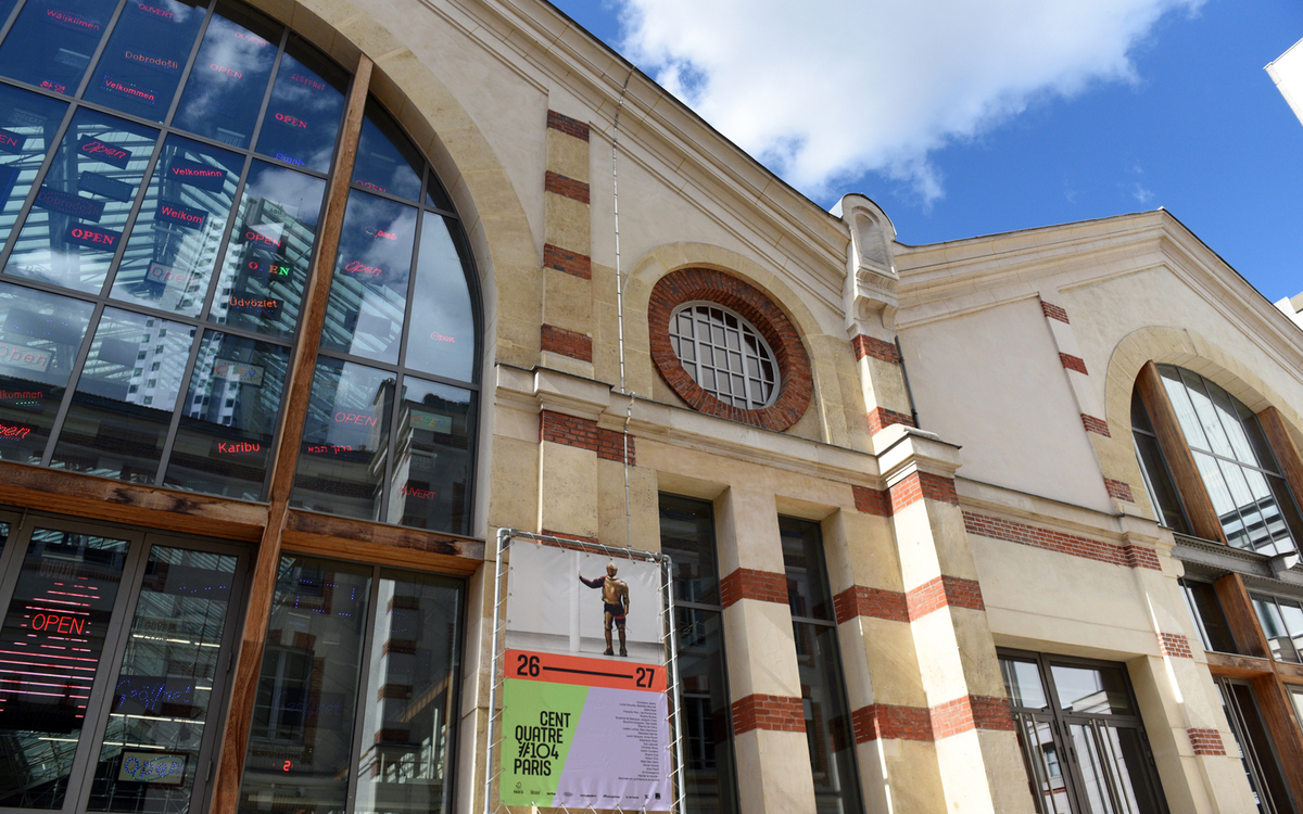Une des façades du 104.