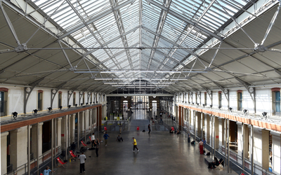 Vue sur l'intérieur du Centquatre-Paris. 