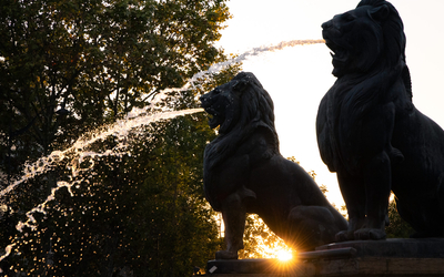 La fontaine aux Lions de la place Félix-Eboué. au coucher du soleil.
