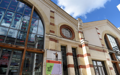 Une des façades du 104.