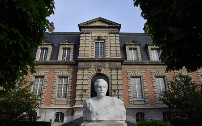 La statue de Louis Pasteur devant l'institut Pasteur.