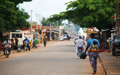 Scène de rue à Ouidah au Benin, en Afrique.