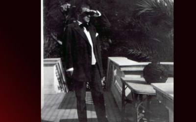Couverture d'un livre ave une photo de Sacha Guitry regardant l'horizon depuis une terrasse