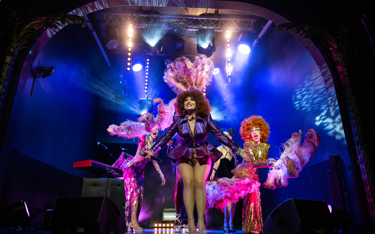 Cabaret Les Meneuses avec Maud Amour au premier plan.