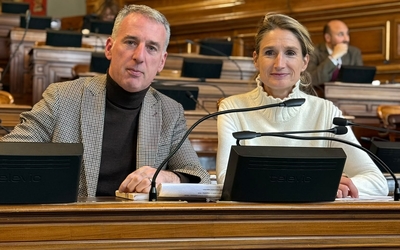 Un homme et une femme siégeant dans un hémicycle