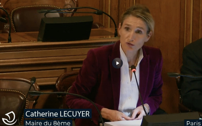 Une femme prenant la parole dans un hémicycle 