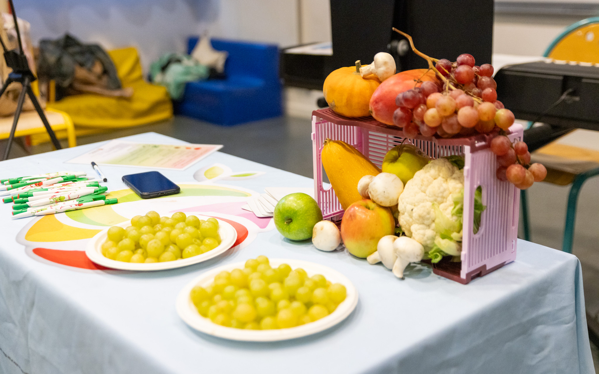 image avec pommes dréssées sur une table