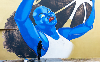 Les jeunes du 18e signent leur fresque, imaginée par les jeunes de l'EPJ La Villa et peinte par l'artiste Tcheko, à l'initiative de la Paris Basketball Foundation et avec l'association Hypermur. 