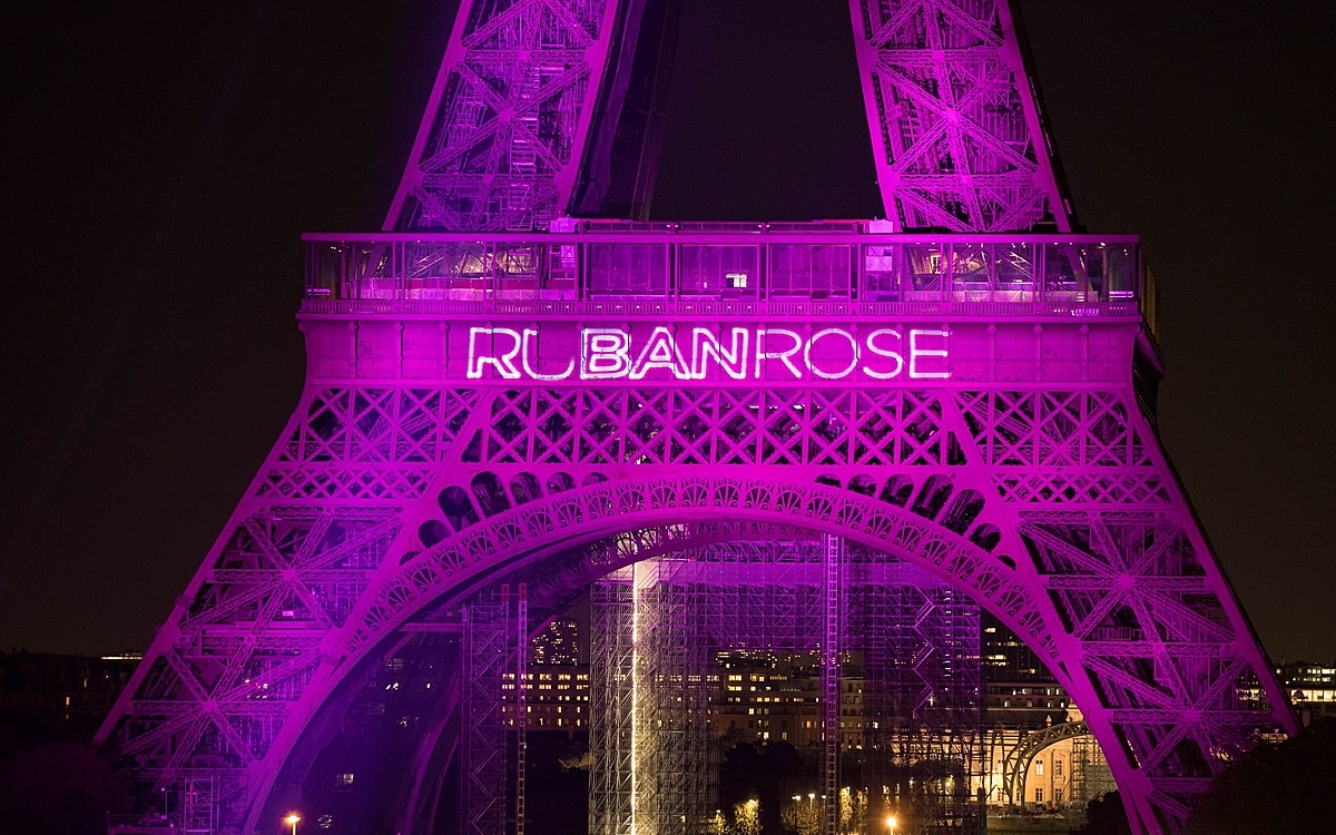 la tour Eiffeil illuminée en rose 