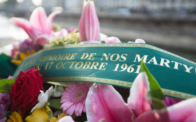 Dépot de gerbes en hommage aux victimes de la répression du 17 octobre 1961.