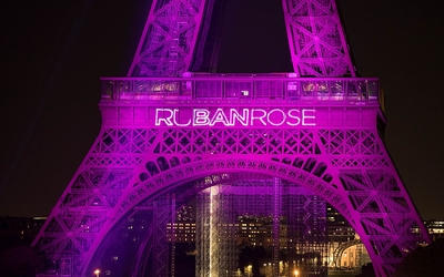 la tour Eiffeil illuminée en rose 