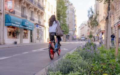 Une personne à vélo sur une piste cyclable
