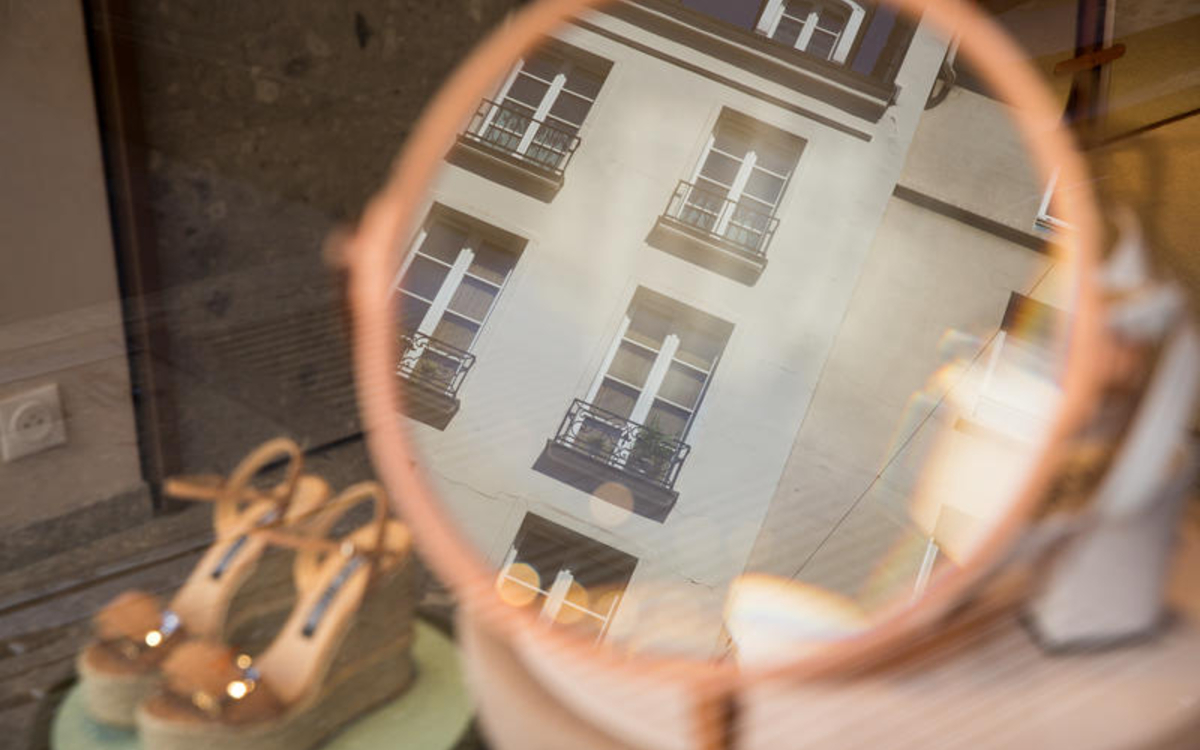 Reflet dans la vitrine d'une boutique
