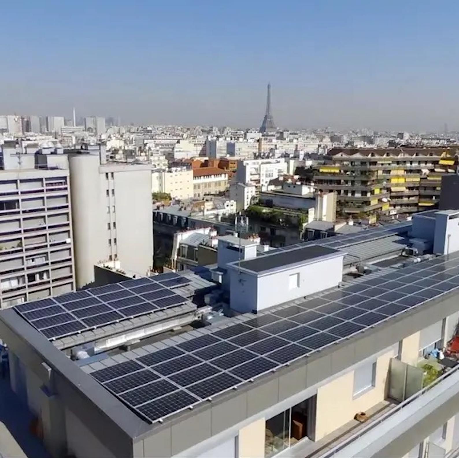 image de Paris avec un panneau solaire