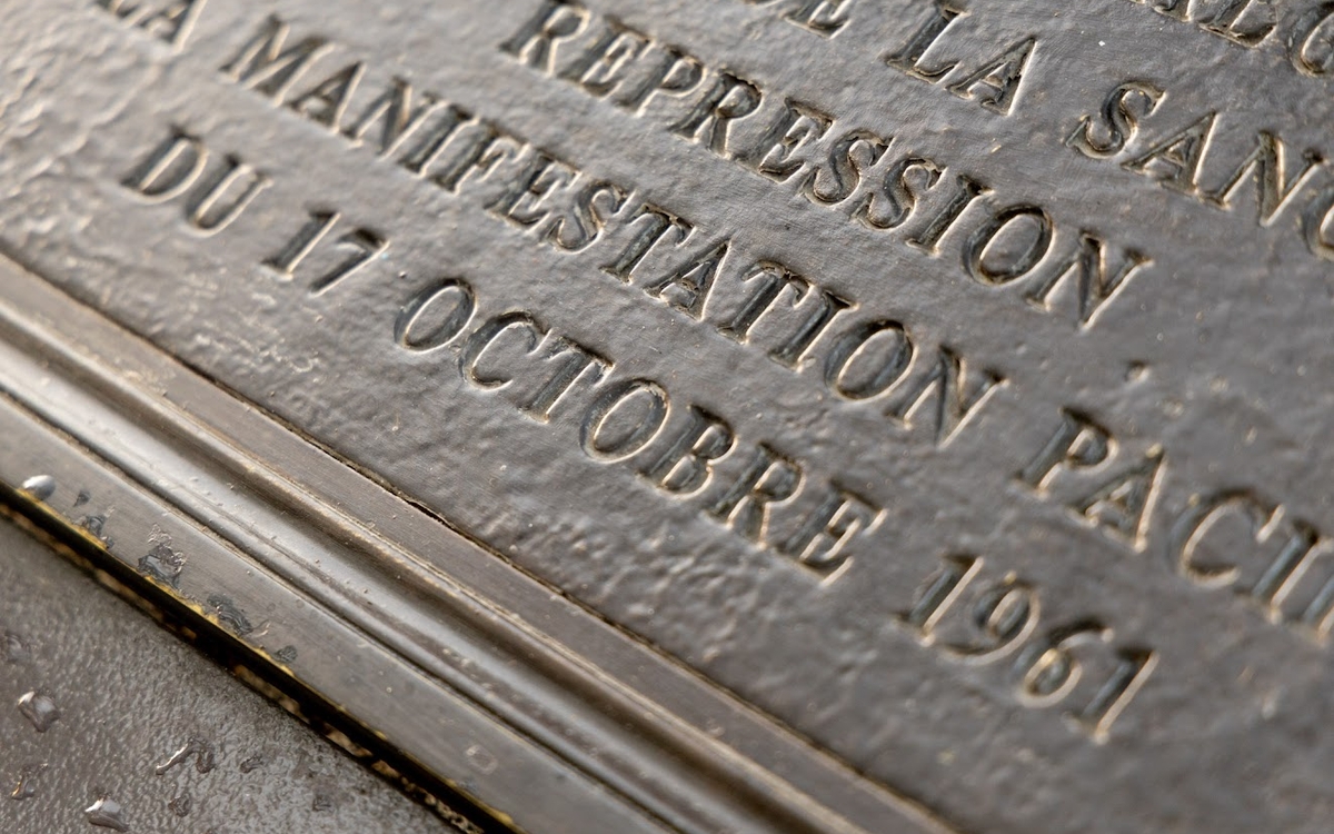 Commémoration du 17 octobre 1961, plaque commémorative au bord de la Seine.