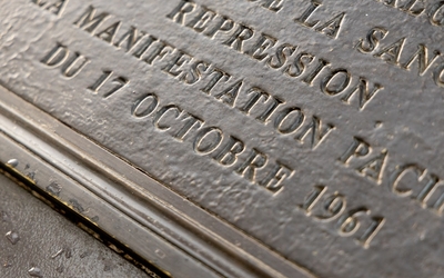 Commémoration du 17 octobre 1961, plaque commémorative au bord de la Seine.