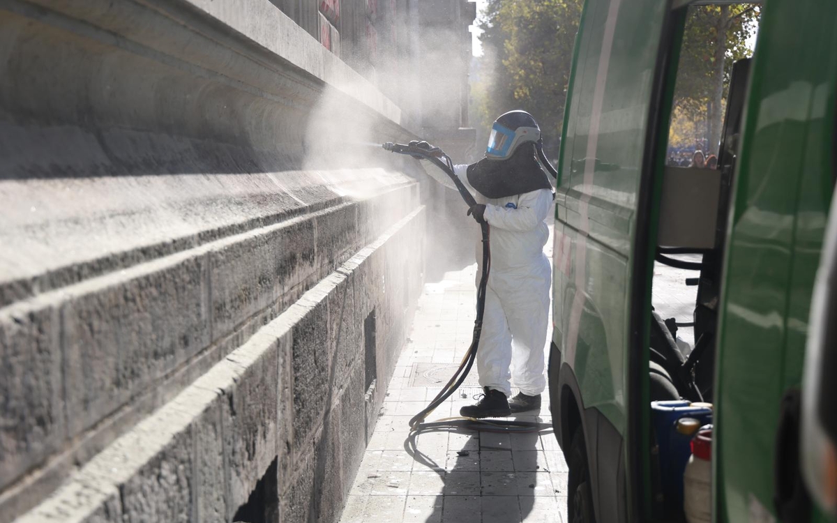 Nettoyage de l'espace public après les manifestations du 17 octobre 2026.