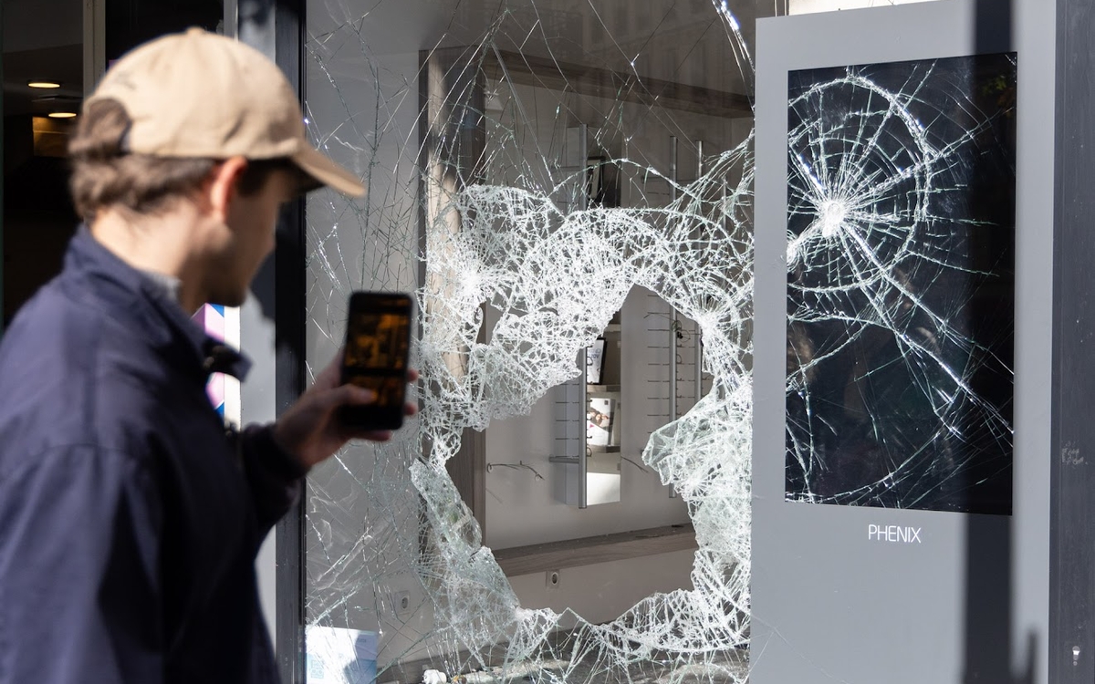 Une vitrine brisée d'un commerce parisien