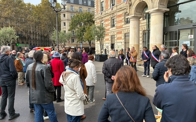 Des habitants du 19e arrondissement rassemblés devant la Mairie