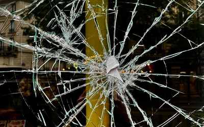 Bris de verre sur commerce vandalisé