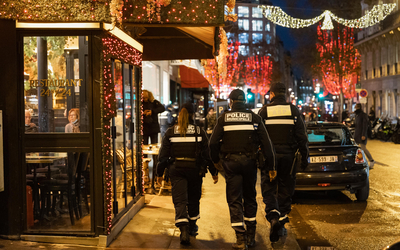 Policiers municipaux patrouillant dans la rue