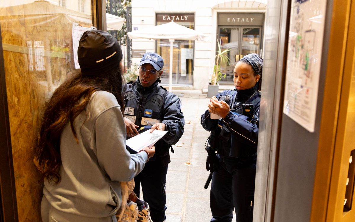 Deux agents de police municipale qui parlent à une habitante