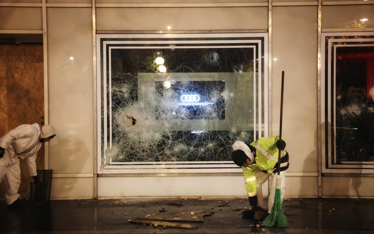 Bris  de verre ramassés par des agents municipaux en pleine nuit.