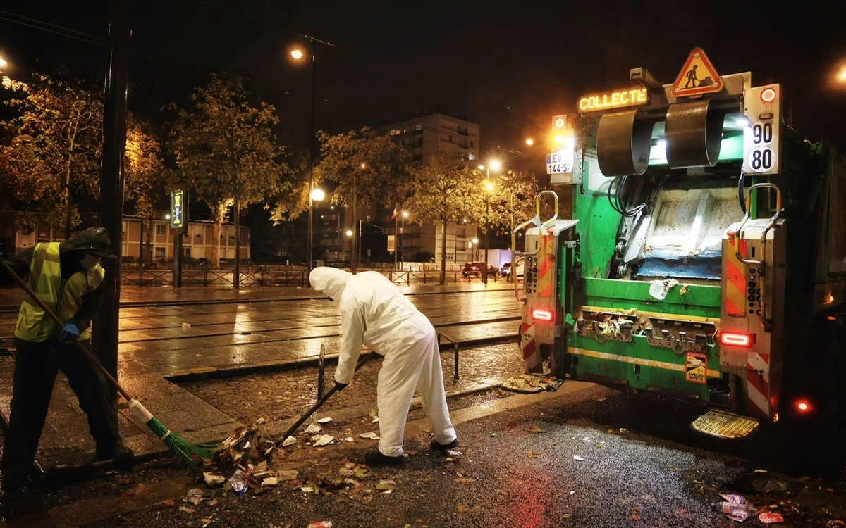 Un agent en tenue travaille en pleine nuit.