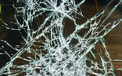 Vitrine brisée d'un commerce du 10e