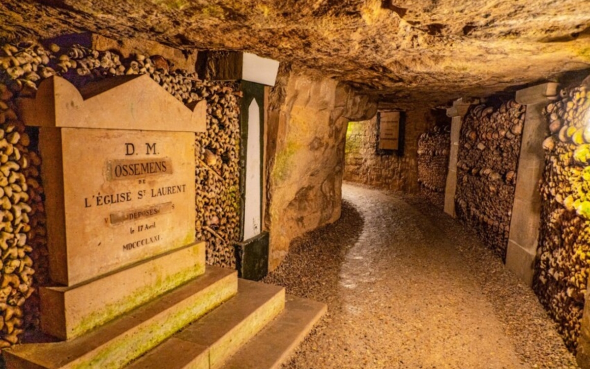 Catacombes de Paris : les ossements de l'ancien cimetière Saint-Laurent