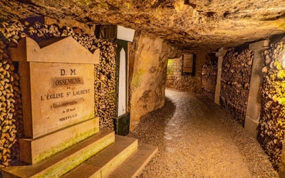 Catacombes de Paris : les ossements de l'ancien cimetière Saint-Laurent