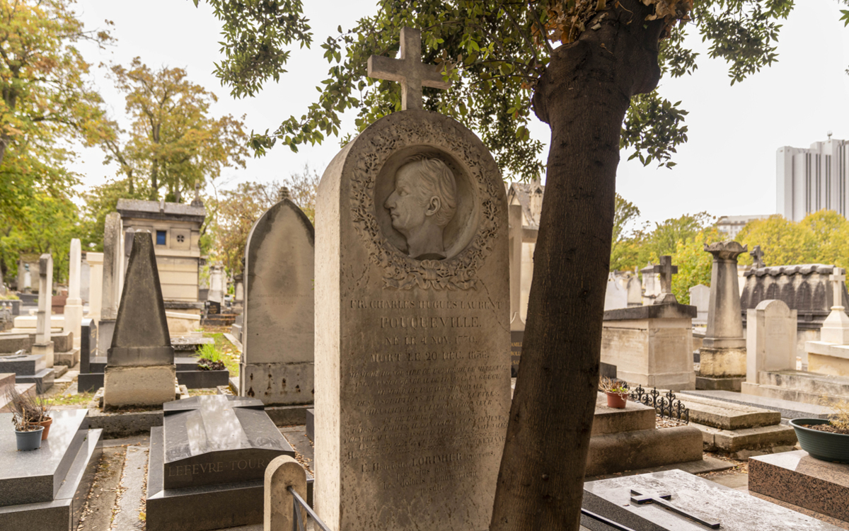 La tombe de François Pouqueville au cimetière Montparnasse.