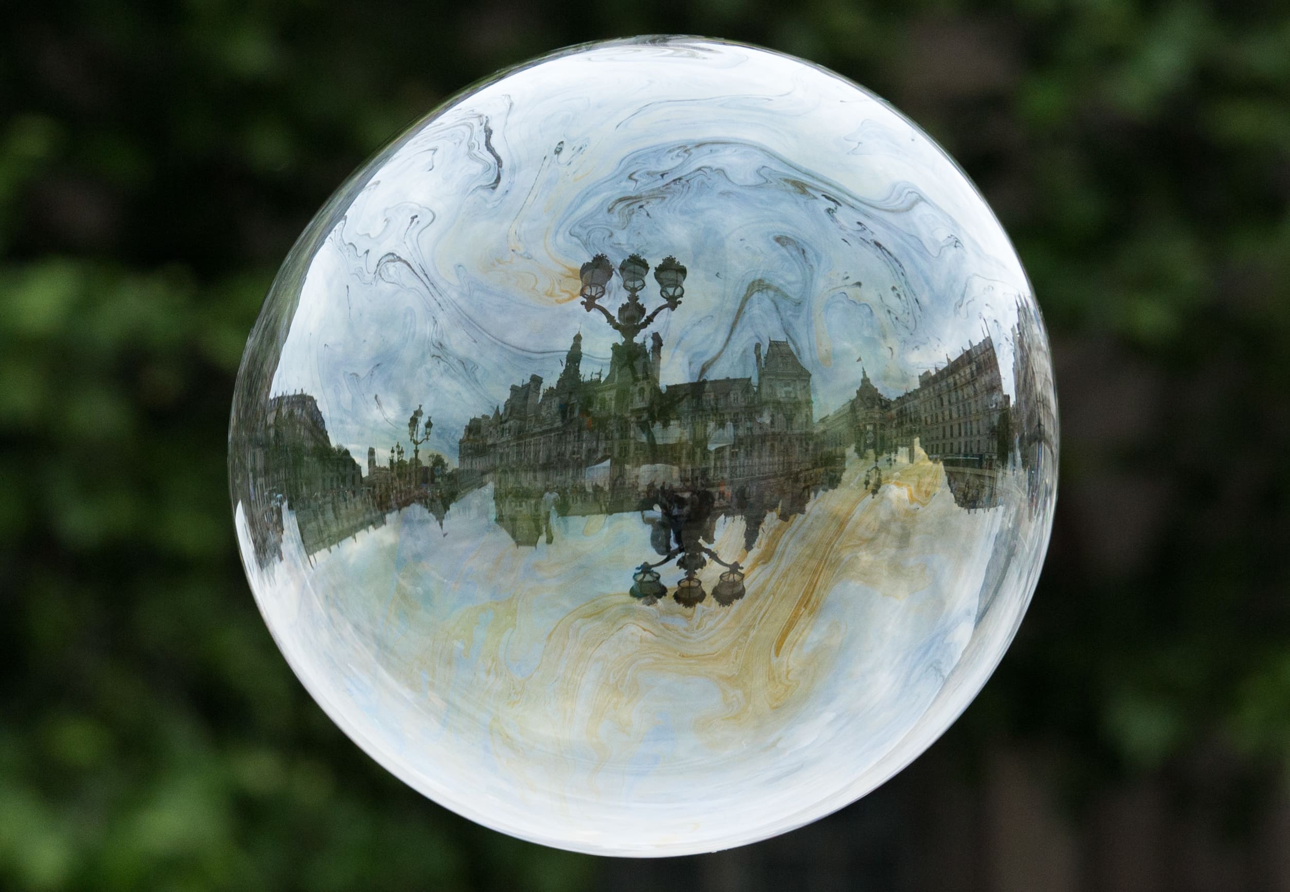 hôtel de ville dans le reflet d'une goutte