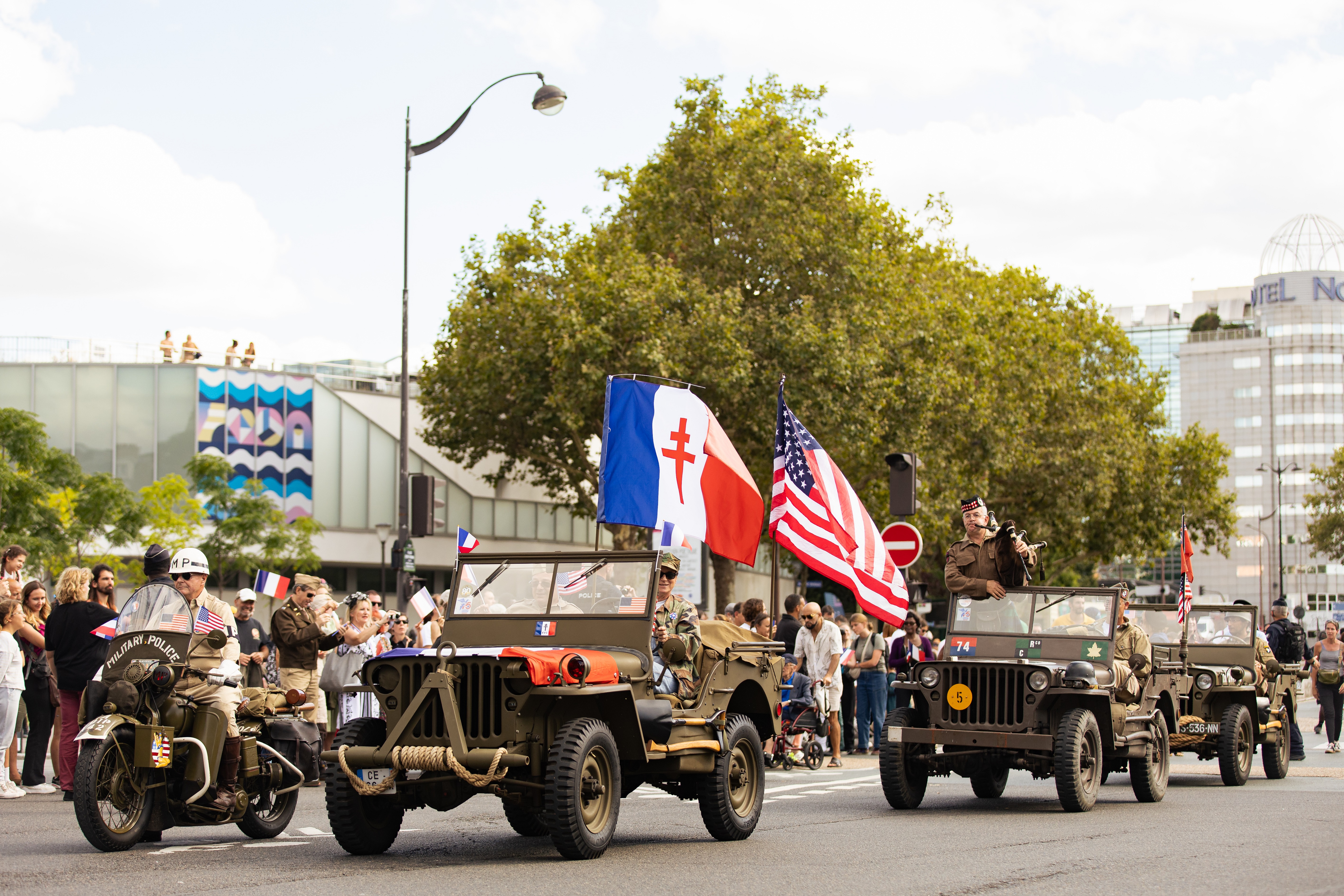 Défilé populaire de reconstitution lors du 80e anniversaire de la Libération de Paris