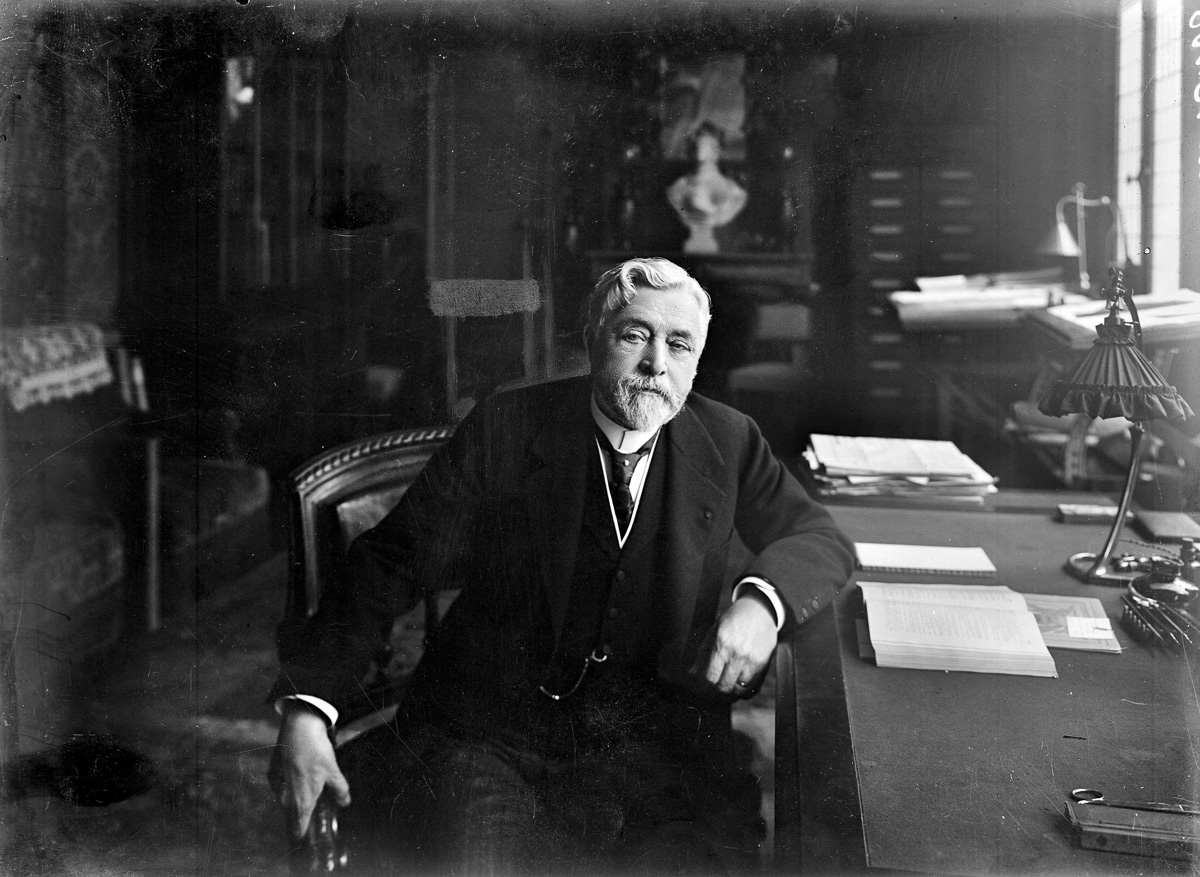 Gustave Eiffel (1832-1923), ingénieur français. (© Neurdein/Roger-Viollet) Gustave Eiffel (1832-1923), ingénieur français.