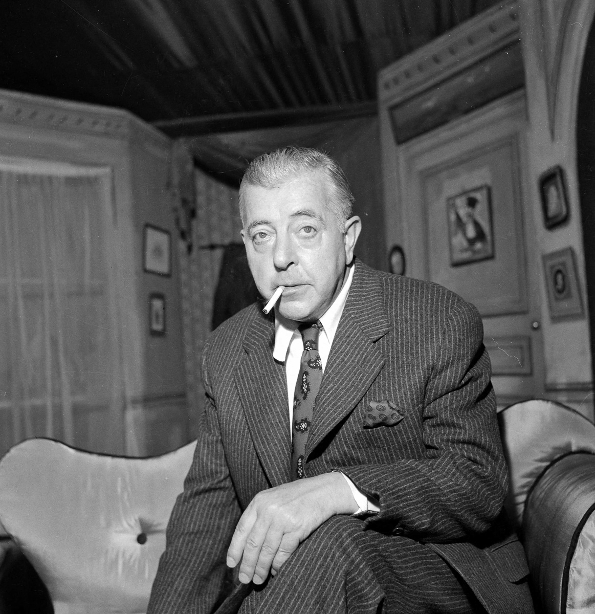 Jacques Prévert (1900-1977), poète français. Paris, Fontaine des quatre-saisons, juin 1954. (© Boris Lipnitzki / Roger-Viollet) Jacques Prévert (1900-1977), poète français. Paris, Fontaine des quatre-saisons, juin 1954.