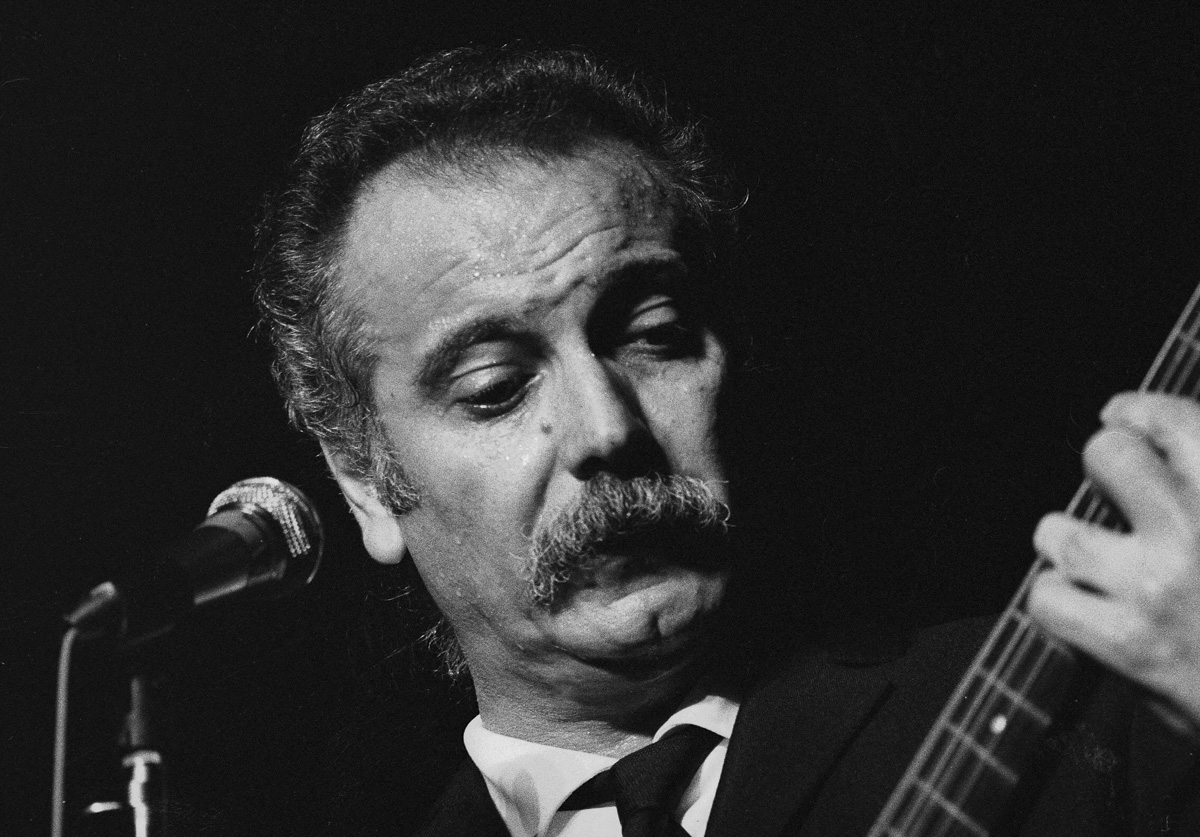Georges Brassens (1921-1981), auteur-compositeur et chanteur français. Paris, Bobino, octobre 1969. (© Bernard Lipnitzki / Roger-Viollet) Georges Brassens (1921-1981), auteur-compositeur et chanteur français. Paris, Bobino, octobre 1969.