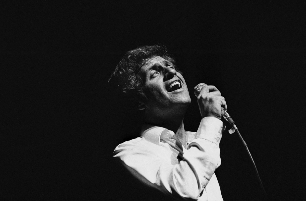 Joe Dassin (1938-1980), Paris, Olympia, février 1974. (© Patrick Ullmann / Roger-Viollet) Joe Dassin (1938-1980), Paris, Olympia, février 1974.