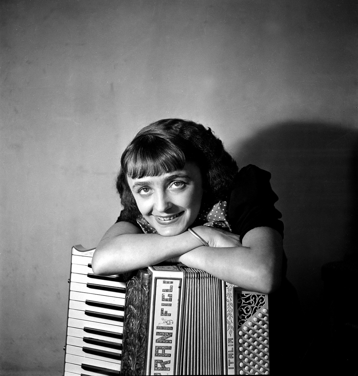 Edith Piaf (1915-1963), chanteuse française, 1936. (© Boris Lipnitzki / Roger-Viollet) Edith Piaf (1915-1963), chanteuse française, 1936.