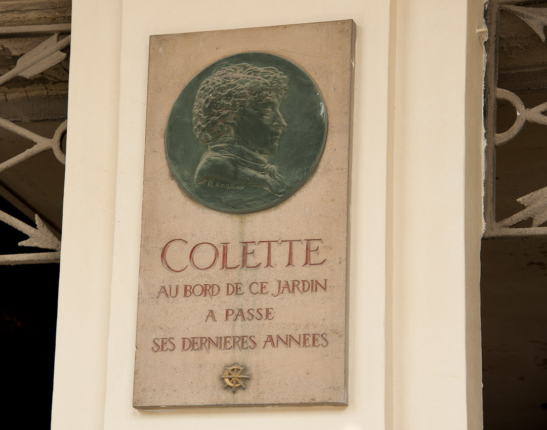 Une plaque commémorative en hommage à Colette (François Grunberg / Ville de Paris) Une plaque commémorative en hommage à Colette