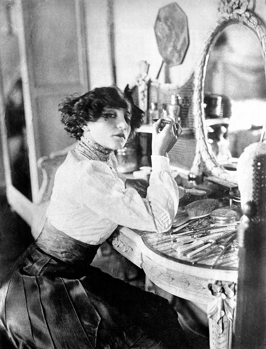 Colette (1873-1954), écrivain français, dans sa loge au music-hall, vers 1906. (© Roger-Viollet) Colette (1873-1954), écrivain français, dans sa loge au music-hall, vers 1906.