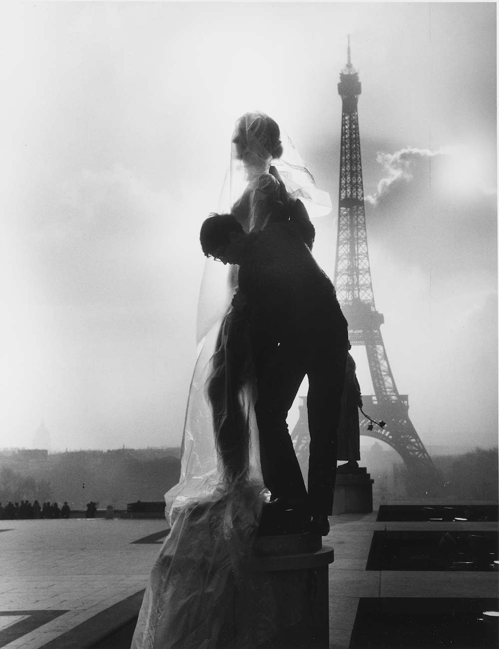 Empaquetage par Christo de la statue Le Printemps de Paul Niclausse, Esplanade du Trocadéro, Paris, 14 février 1964 (© Christo 1964 Photo © Centre Pompidou, MNAM-CCI Bibliothèque Kandinsky, Fonds Shunk et Kender /Dist. RMN-Grand Palais) Empaquetage par Christo de la statue Le Printemps de Paul Niclausse, Esplanade du Trocadéro, Paris, 14 février 1964
