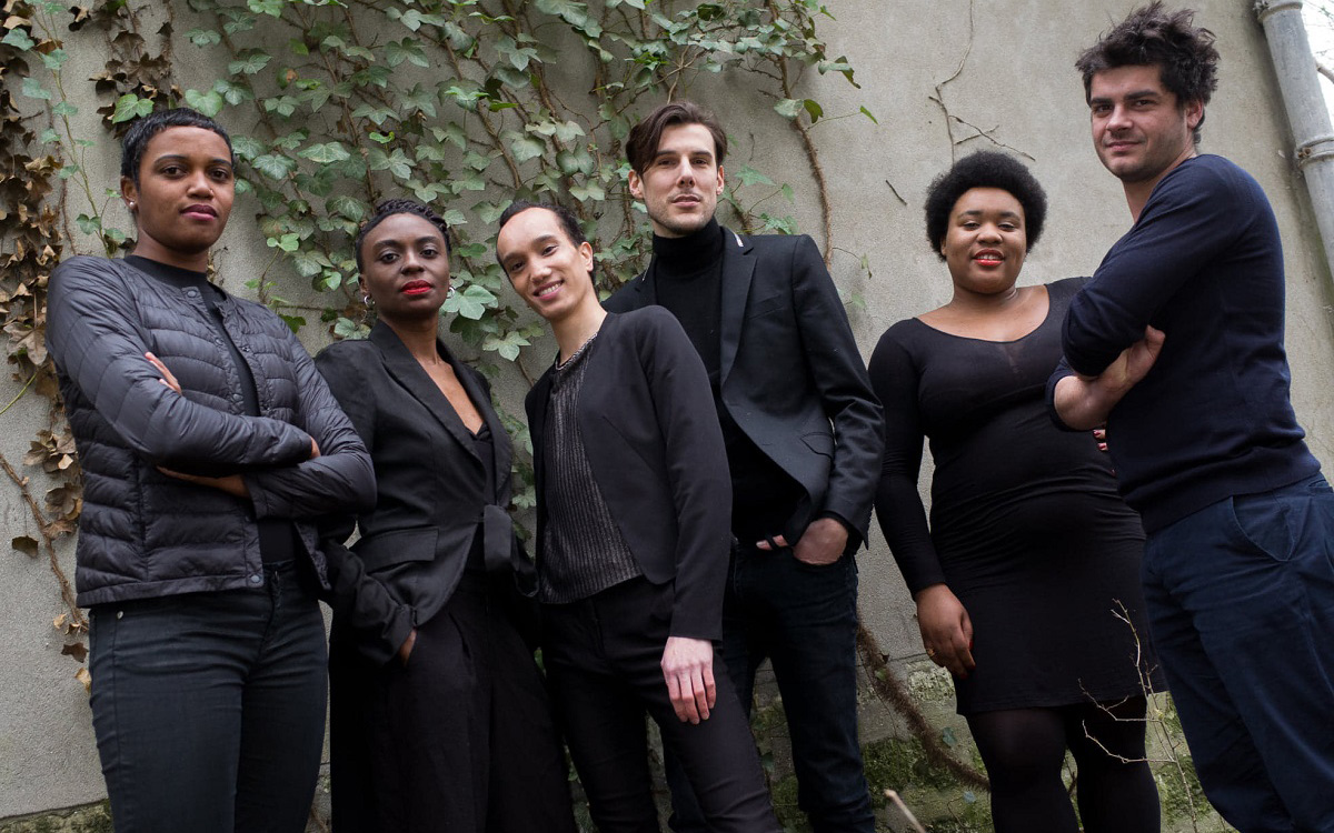 L'équipe du Théâtre 14, avec les deux cordirecteurs Mathieu Touzé (3e en partant de la droite) et Edouard Chapot (tout à droite). (Cédric Rouillat) L'équipe du Théâtre 14, avec les deux cordirecteurs Mathieu Touzé (3e en partant de la droite) et Edouard Chapot (tout à droite).