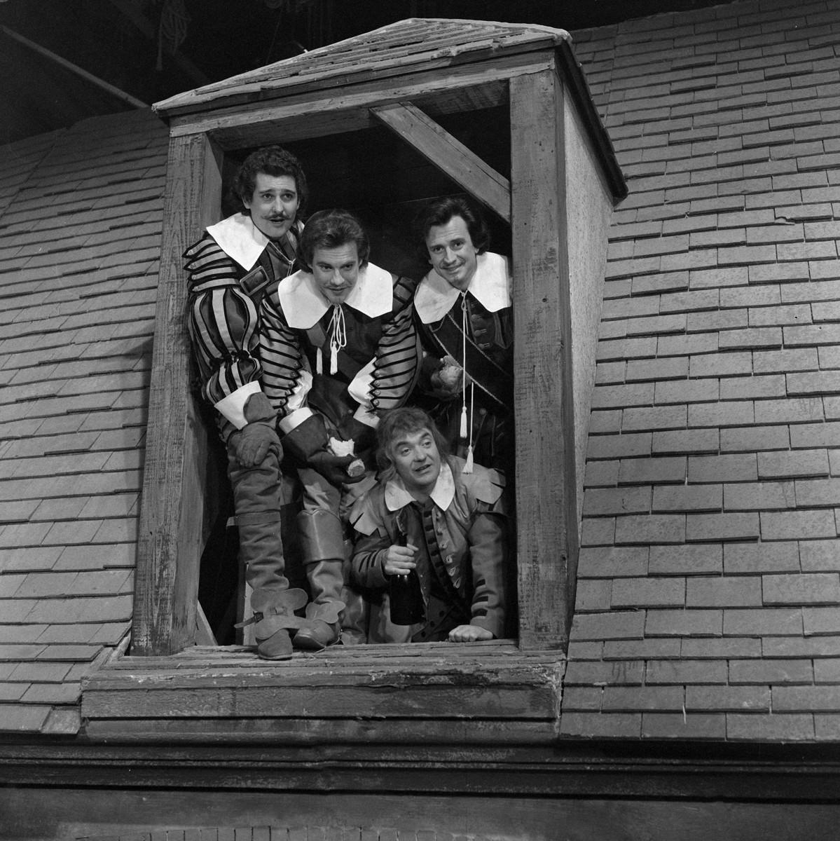 "Les Trois Mousquetaires", film de Bernard Borderie, d'après le roman d'Alexandre Dumas. Bernard Woringer, Jacques Toja, Georges Descrières et Jean Carmet. France-Italie, 1961. (Alain Adler/Roger-Viollet) "Les Trois Mousquetaires", film de Bernard Borderie, d'après le roman d'Alexandre Dumas. Bernard Woringer, Jacques Toja, Georges Descrières et Jean Carmet. France-Italie, 1961.
